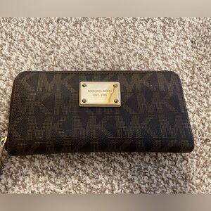 Michael Kors Zip Around Wallet